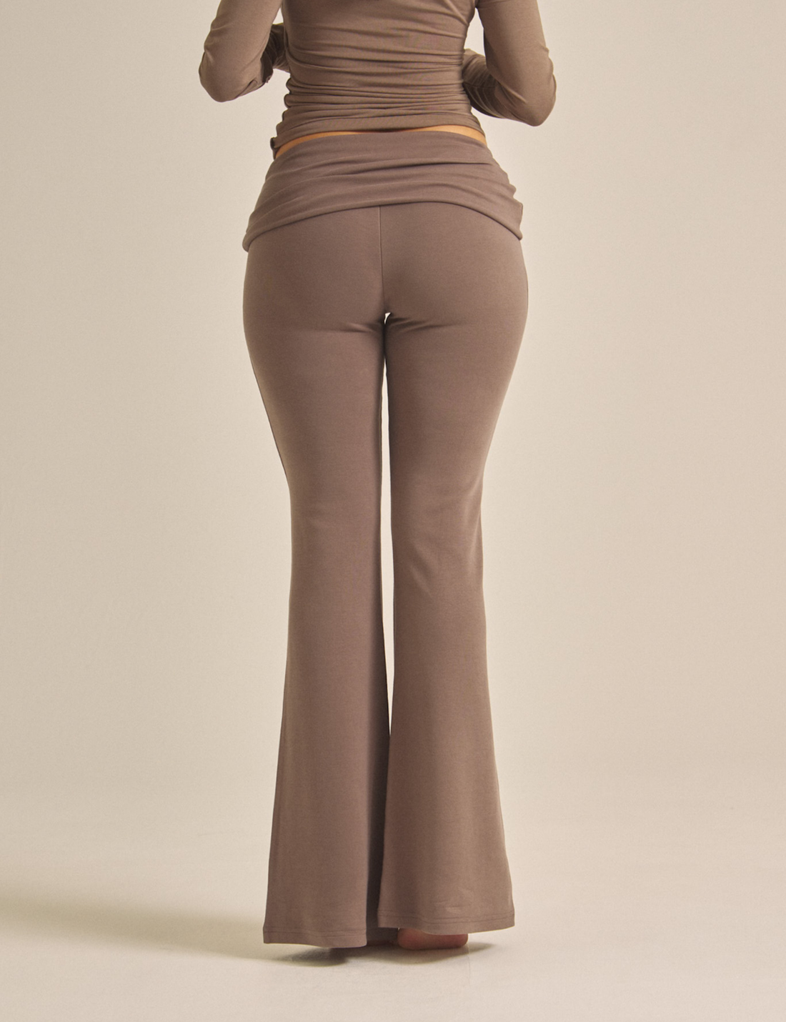 【COMING SOON】LuxeFit Flare Leggings / 紫鼠(charcoal)