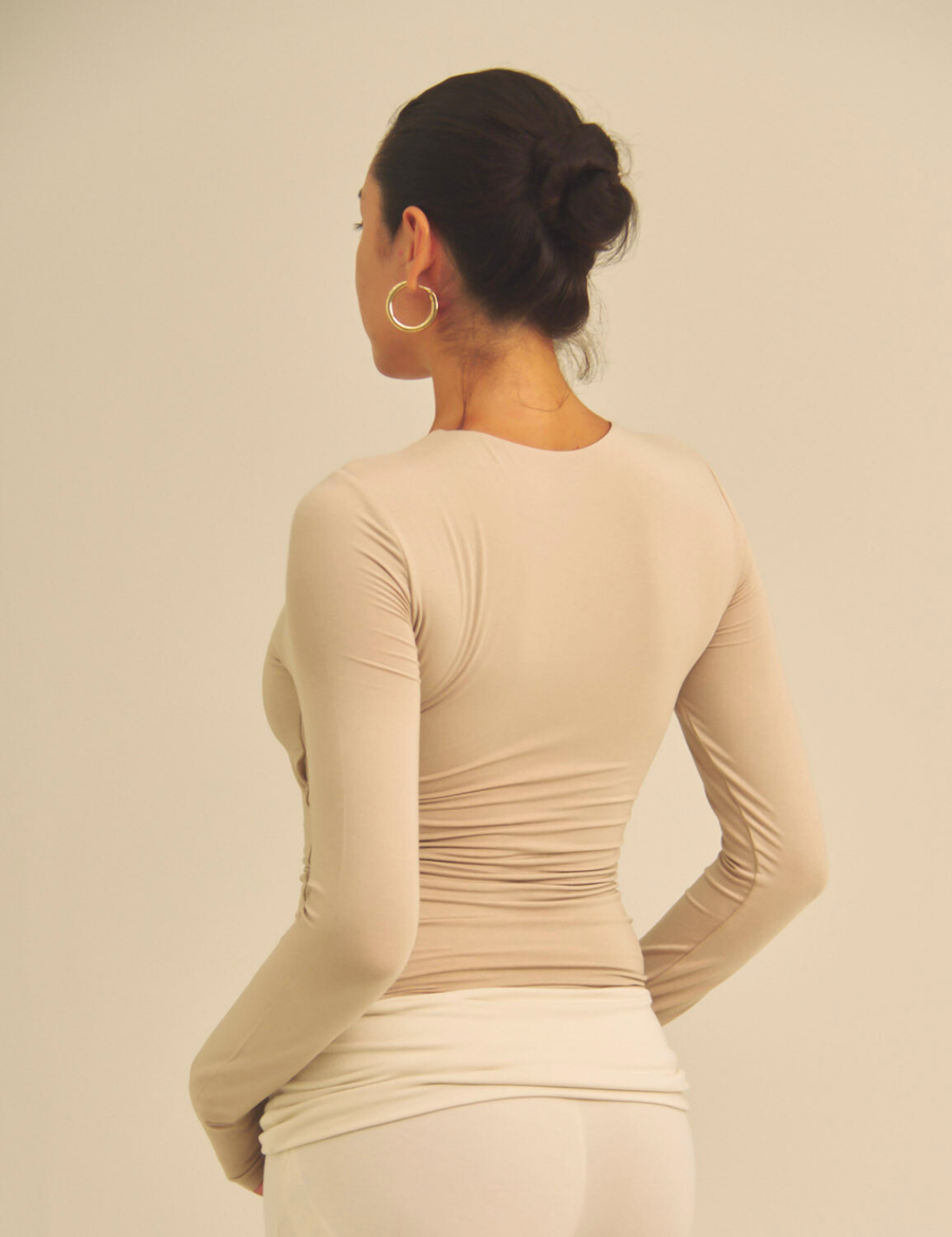 【COMING SOON】Aurafit Padded Long Sleeve Top / 亜麻色(greige)