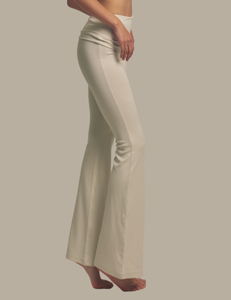 【10月末発送】LuxeFit Flare Leggings / 胡粉(off white)