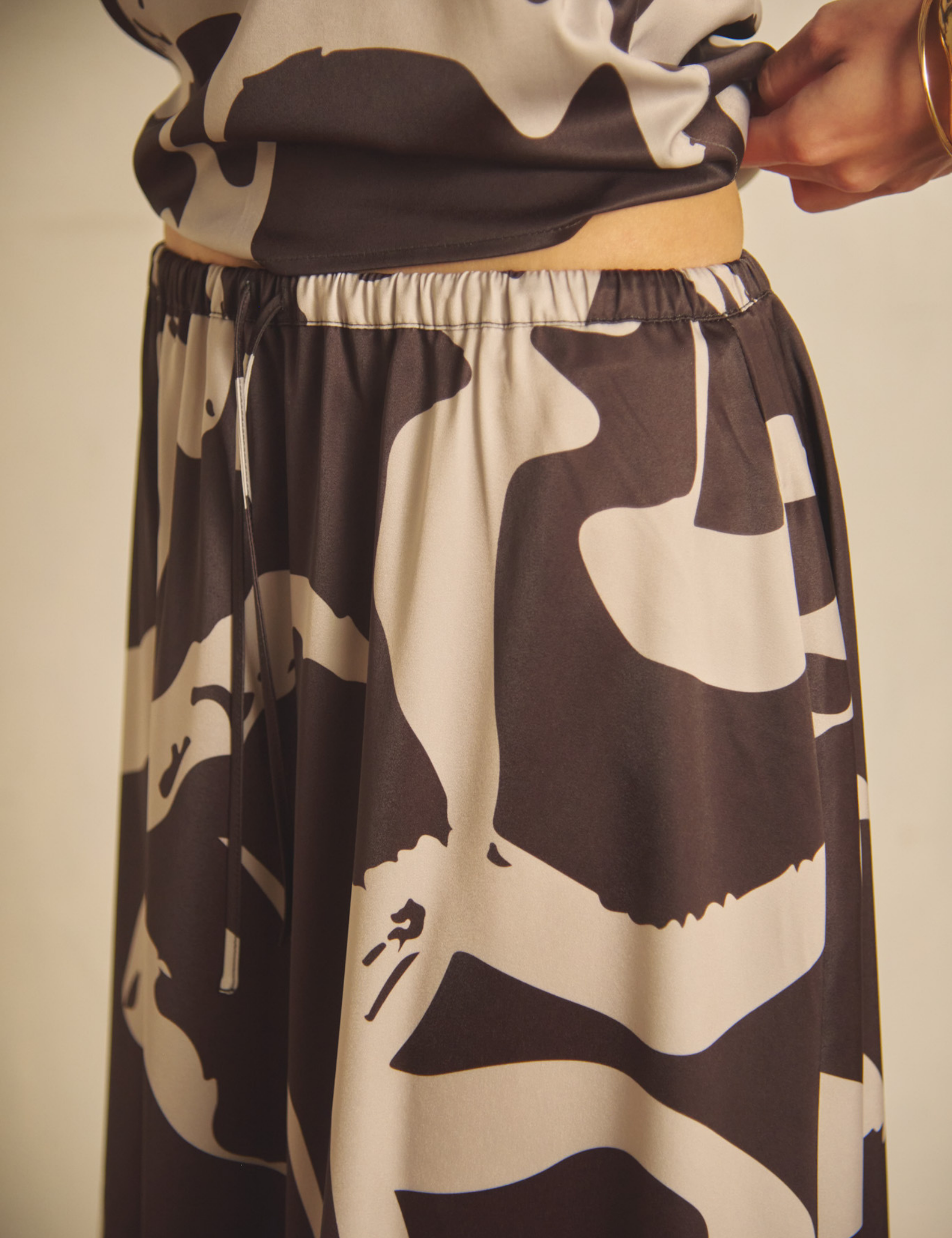 Fude Silky Satin Skirt / Kachiro (brown)