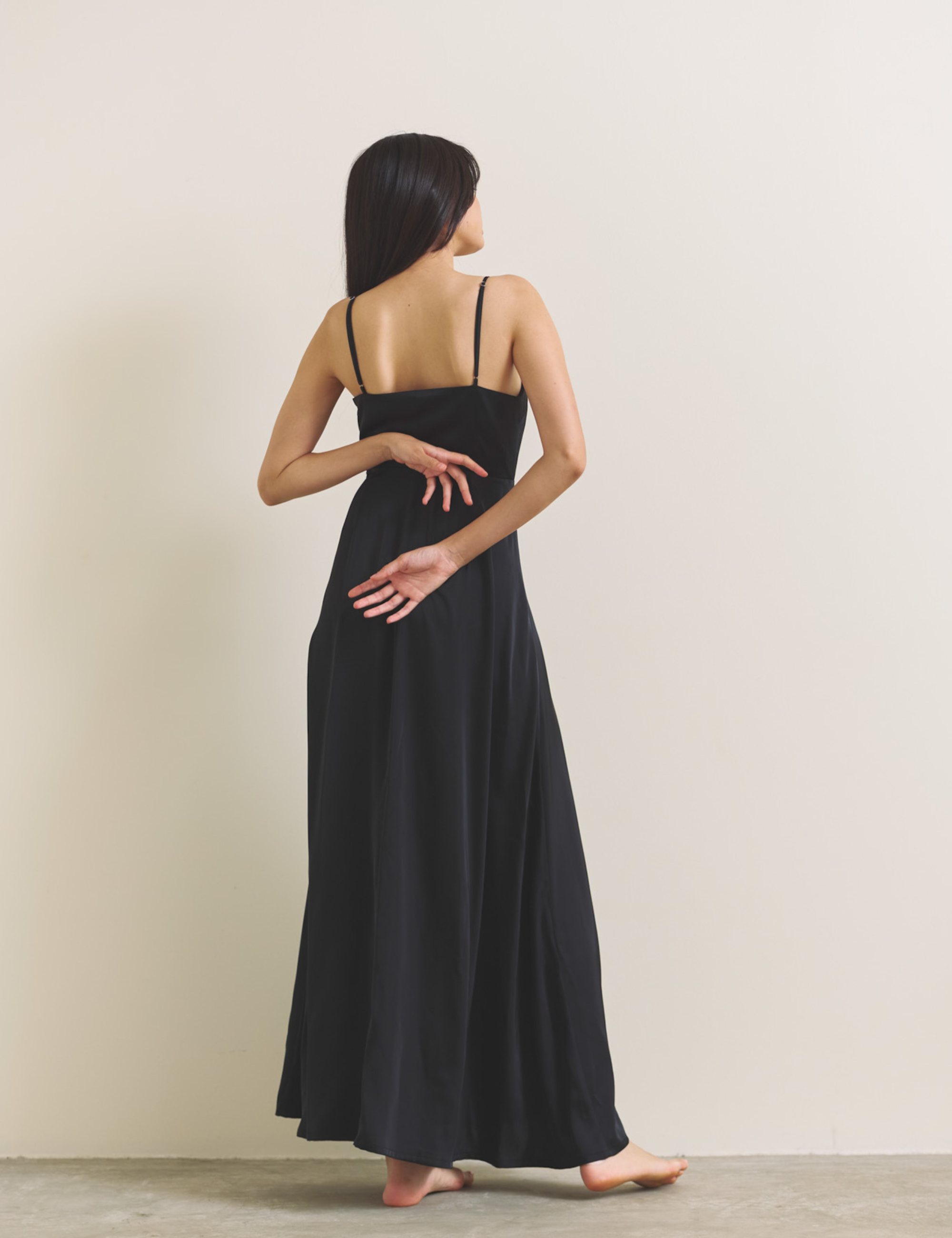Rich Satin Bloom dress / 墨(black)
