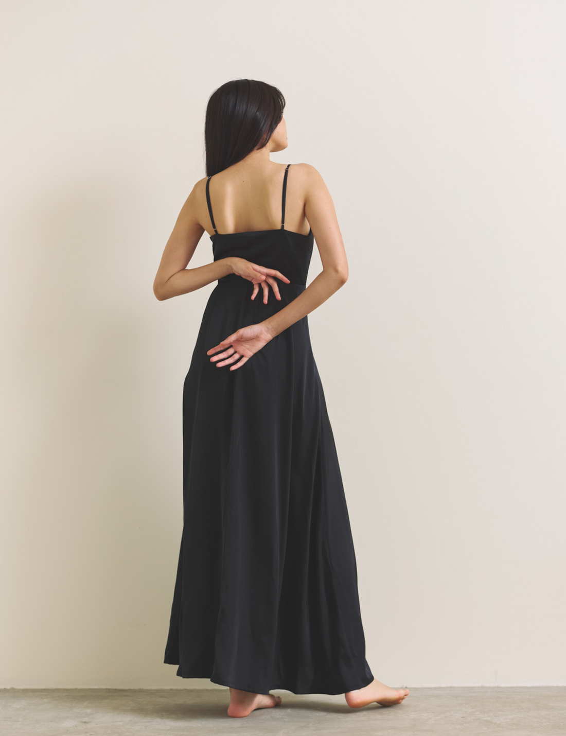 Rich Satin Bloom dress / 墨(black)