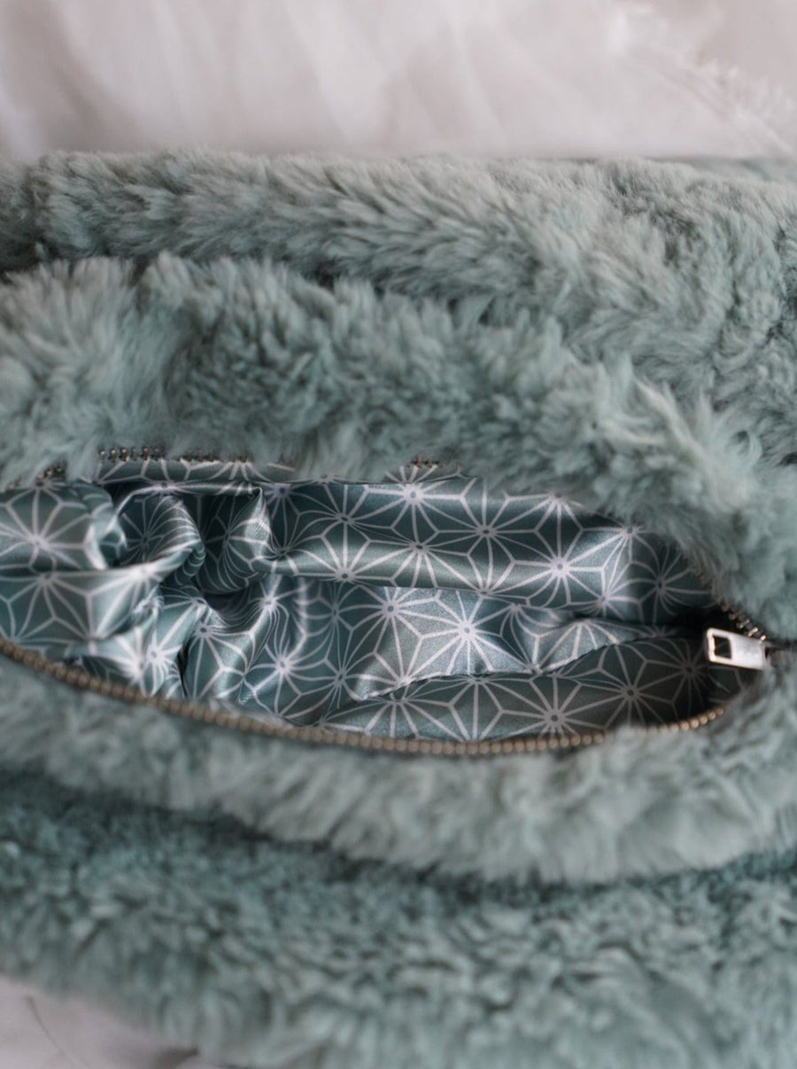 winter fuzzy shoulder bag / 薄花(light blue)