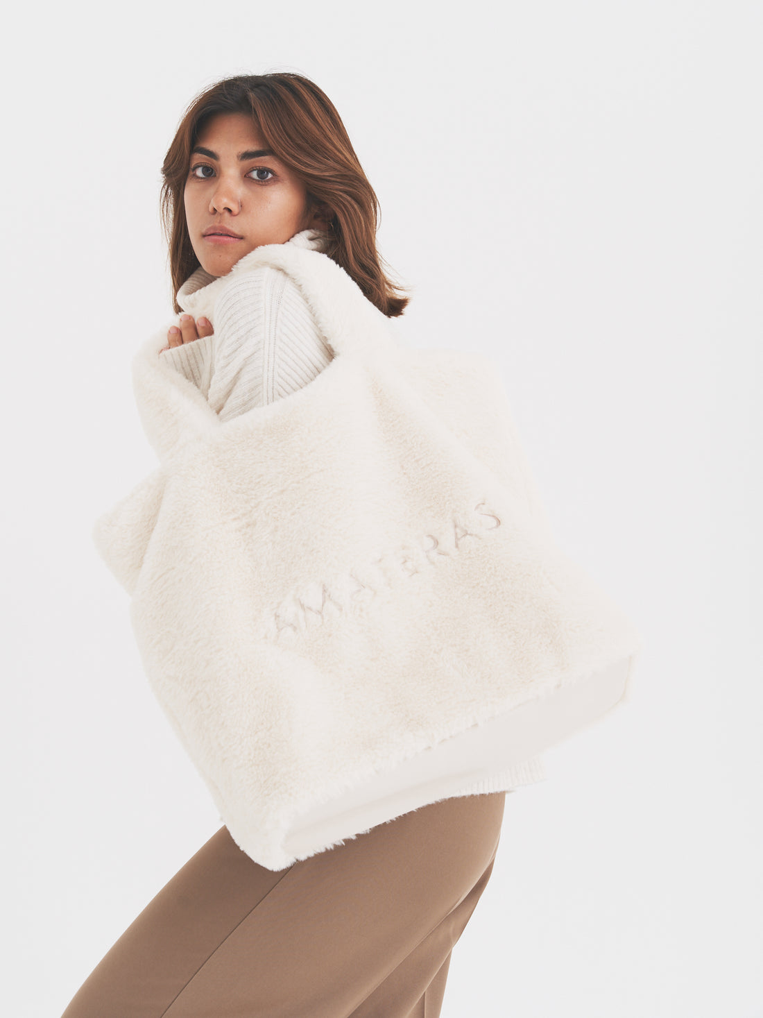 fuzzy tote / ivory