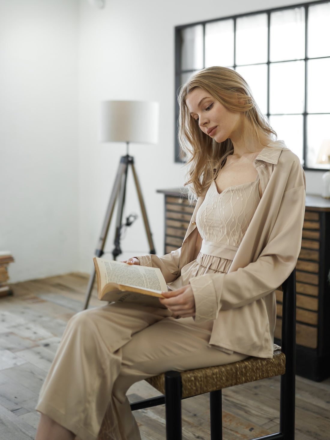 milky satin lace-slit pants / beige